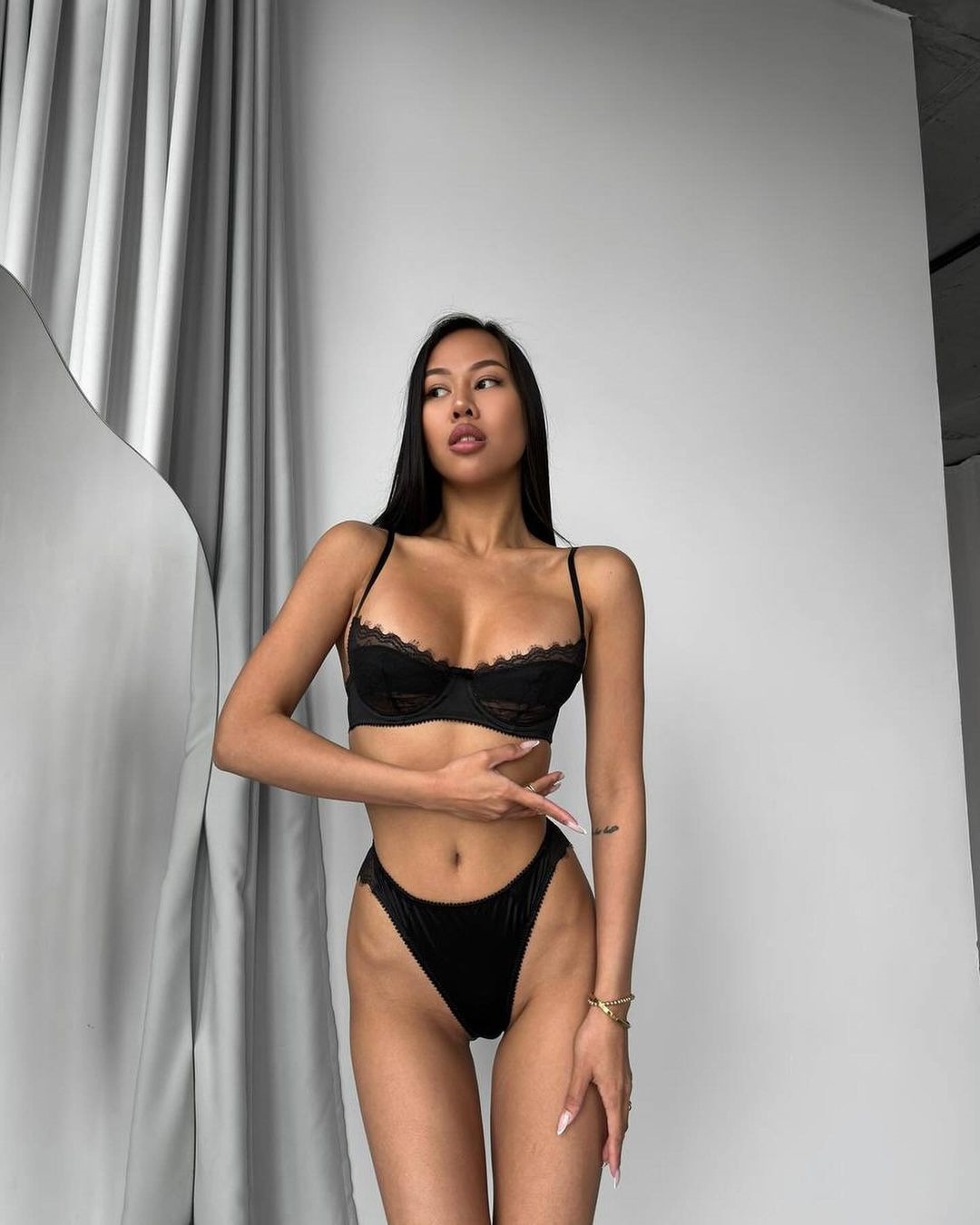 Czarny komplet bielizny z siateczką – elegancki biustonosz i figi high-cut c870a8600f56055b7ef1ff955f3ec974